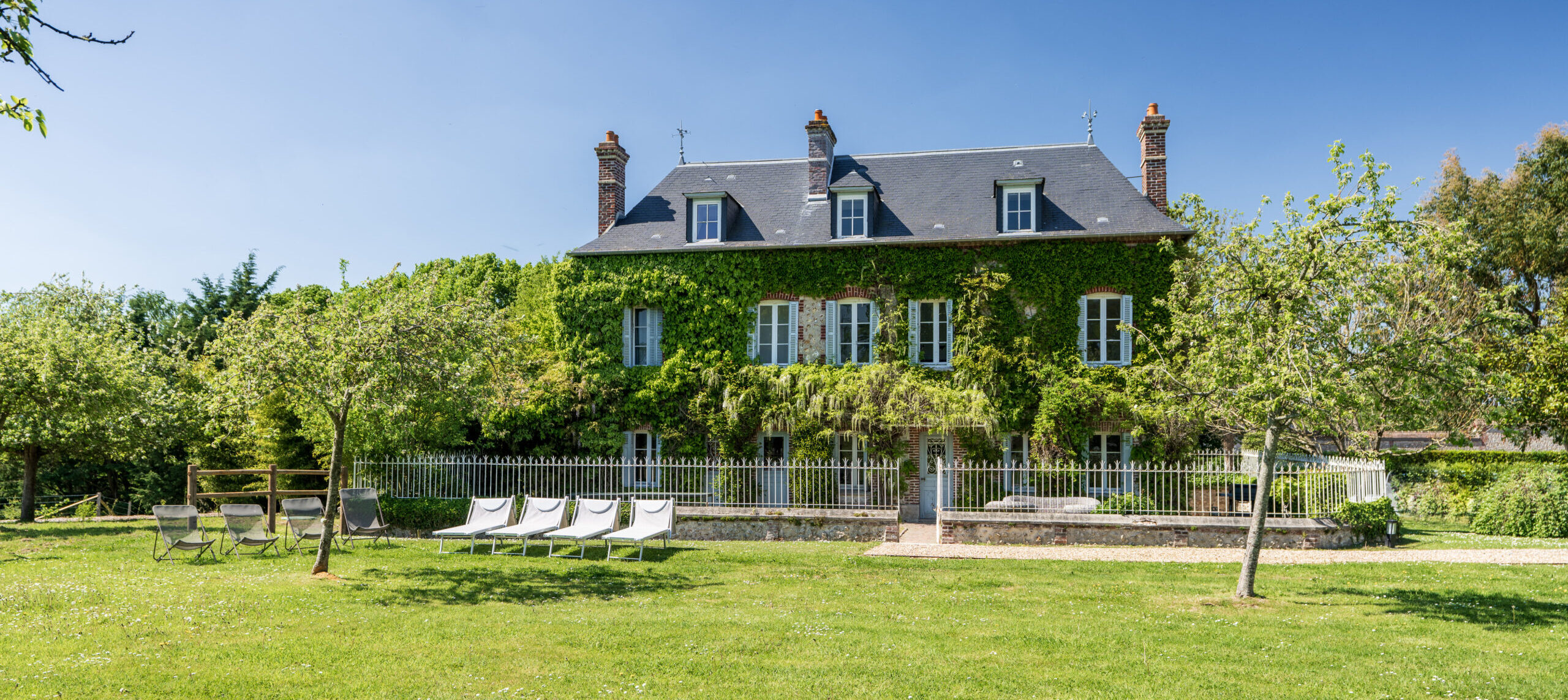 Domaine Le Val La Reine FOU!  Magazine pays d'Auge 2025 2026 ©BABXIII
