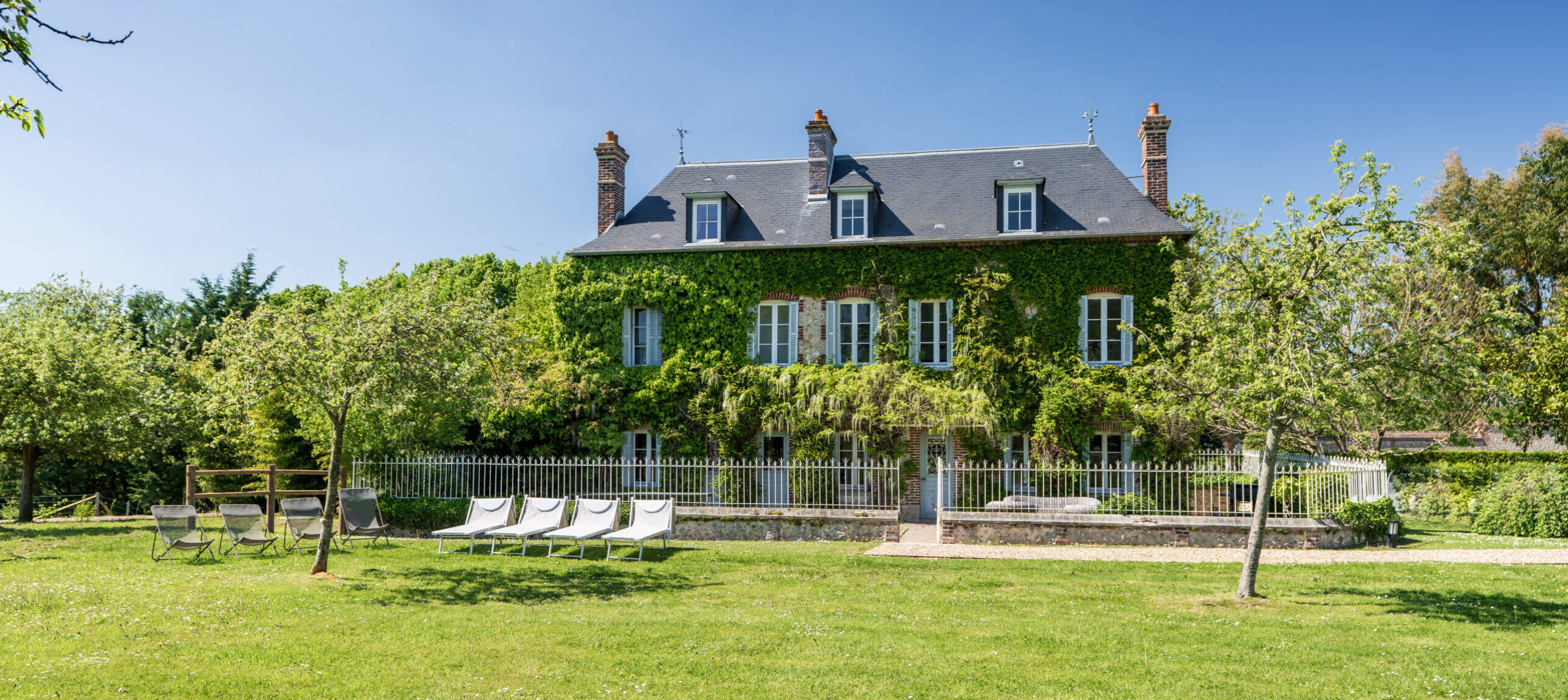 Domaine Le Val La Reine FOU!  Magazine pays d'Auge 2025 2026 ©BABXIII